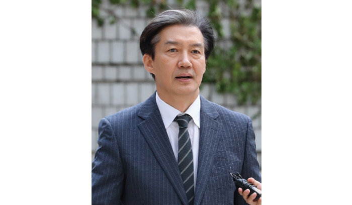 조국 전 법무부 장관이 지난해 9월 18일 서울 서초구 서울고등법원에서 열린 ‘자녀입시 비리 및 감찰무마 등’ 관련 3차 공판에 출석하고 있다. [뉴시스]