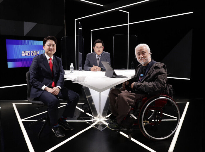 2022년 4월 13일 이준석 당시 국민의힘 대표와 박경석 전국장애인차별철폐연대(전장연) 상임공동대표가 서울 상암동 JTBC 스튜디오에서 일대일 생방송 토론을 하고 있다. [뉴스1]