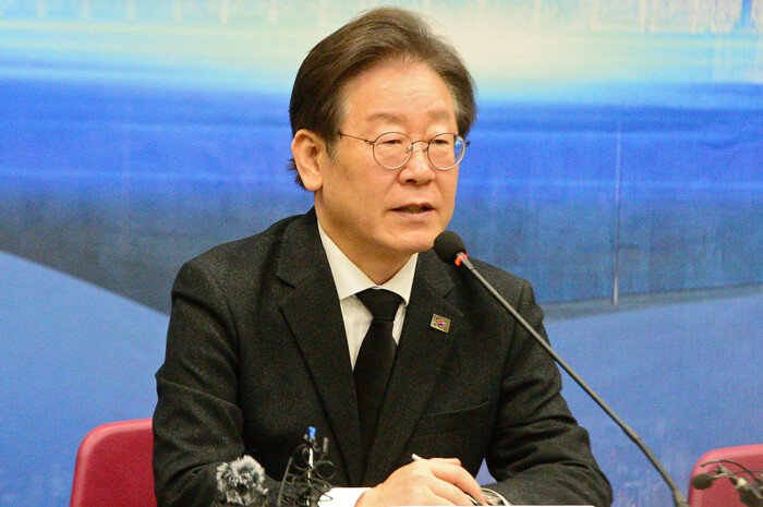 5일 광주 서구 치평동 김대중컨벤션센터에서 열린 광주 현장 최고위원회의를 마친 뒤 이재명 더불어민주당 대표가 취재진 질의에 답하고 있다. 이날 이 대표는 “불가피함을 조금이나마 이해해주길 바란다”며 준연동형 비례대표제 유지 방침을 밝혔다. [뉴스1]