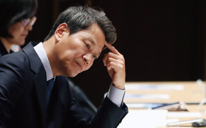 지난해 4월 27일 서울 여의도 한국거래소에서 열린 ‘4·27 판문점 선언’ 5주년 기념식 및 학술회의에서 임종석 전 대통령비서실장이 참석해 생각에 잠겨 있다. 임 전 실장은 서울 중구·성동갑 출마 의지를 밝힌 후 친명 인사들에게 “윤석열 정권을 탄생시킨 책임자”라는 공격을 받고 있다. [뉴스1]