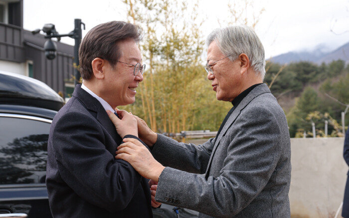 2월 4일 경남 양산시 하북면 평산마을에서 이재명 더불어민주당 대표와 문재인 전 대통령이 회동하고 있다. [뉴스1]