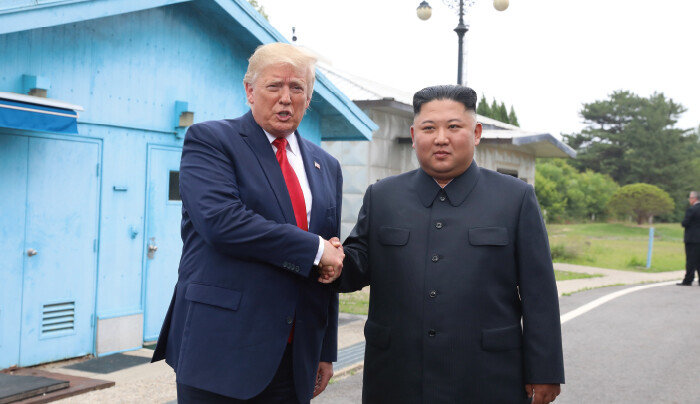 2019년 6월 30일 도널드 트럼프 당시 미국 대통령이 경기 파주시 비무장지대 판문점 공동경비구역에서 김정은 북한 노동당 총비서와 악수하고 있다. [동아DB]