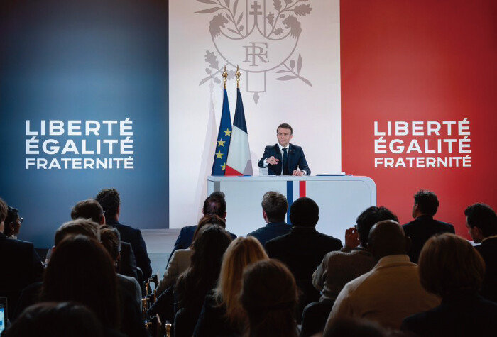 에마뉘엘 마크롱 대통령이 올해 1월 16일(현지 시간) 프랑스 파리 엘리제궁에서 내외신 기자들을 불러 기자회견에 응하고 있다. [마크롱 프랑스 대통령 X(옛 트위터) 캡처]