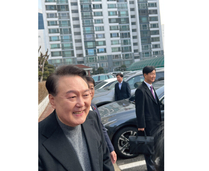 1월 10일 일산신도시 최초 입주단지인 경기 고양시 일산동구 백송마을 5단지를 방문한 윤석열 대통령. [일산재건축연합]