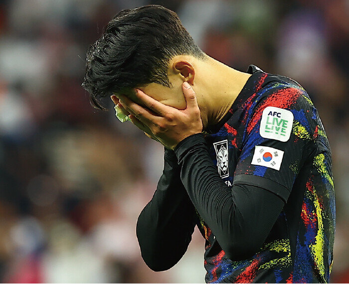 2월 6일(현지 시간) 카타르 알라이얀 아흐메드 빈 알리 스타디움에서 열린 2023 아시아축구연맹(AFC) 카타르 아시안컵 준결승전에서 요르단이 2: 0으로 승리해 대한민국의 결승 진출이 좌절됐다. 대한민국 축구 대표팀 손흥민이 경기 종료 후 얼굴을 감싸쥐고 있다. [동아DB]