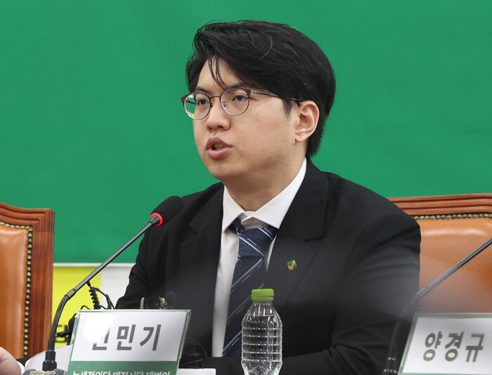 19일 서울 여의도 국회에서 한국과학기술원(KAIST) 졸업생 신민기 녹색정의당 대전시당 대변인이 대통령실경호처의 과잉진압 관련 입장발표 기자회견을 하고 있다. [뉴스1]