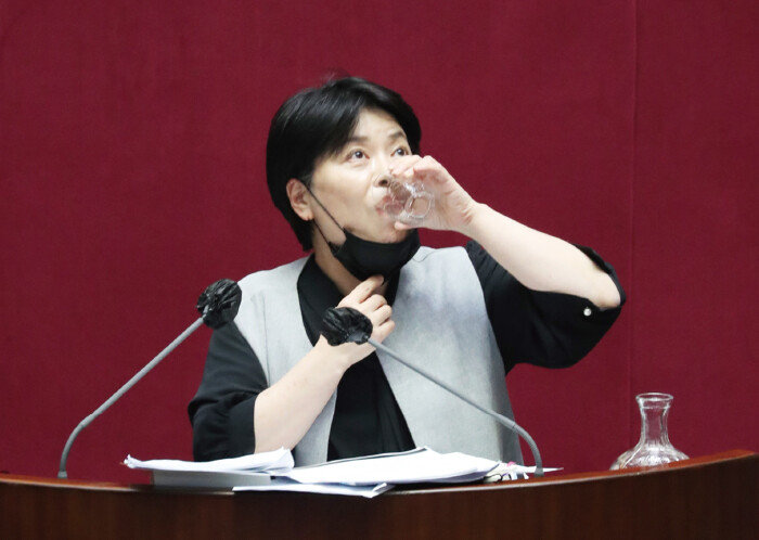 2020년 12월 11일 국회 본회의에서 윤희숙 당시 미래통합당(현 국민의힘) 의원이 국가정보원법 전부 개정법률안에 대한 무제한 토론(필리버스터)을 하는 중 물을 마시고 있다. 이날 그는 12시간 47분 발언해 기존 최장 기록인 이종걸 전 민주당 의원의 기록 12시간 31분을 경신했다. [뉴스1]