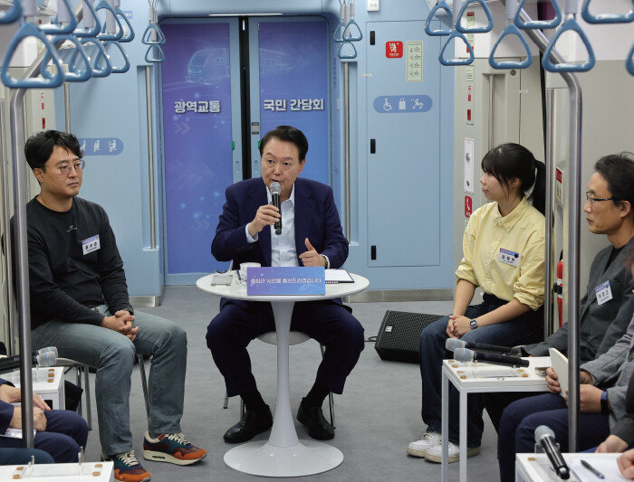 윤석열 대통령이 2월 6일 경기 화성시 동탄역 GTX 열차 안에서 열린 광역교통 국민 간담회에서 수도권 지역 주민, 전문가 등과 광역교통 문제를 논의하고 있다. [대통령실사진기자단]