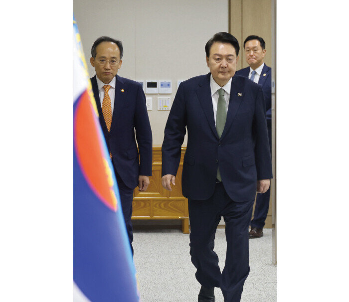 지난해 10월 30일 윤석열 대통령이 서울 용산 대통령실에서 열린 제45회 국무회의에 추경호 당시 경제부총리 겸 기획재정부 장관과 함께 입장하고 있다. [대통령실사진기자단]