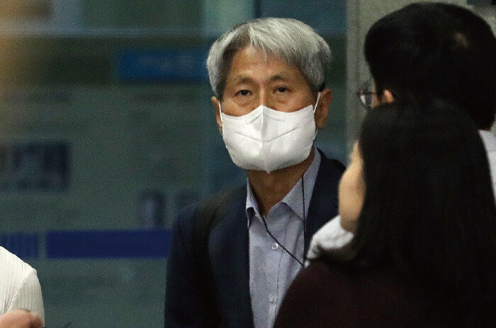 신학림 전 언론노조위원장이 2023년 9월 7일 서울 서초구 서울중앙지방검찰청에서 화천대유자산관리 대주주 김만배 씨와 허위 인터뷰 의혹 관련 조사를 받기 위해 출석하고 있다. [뉴시스]