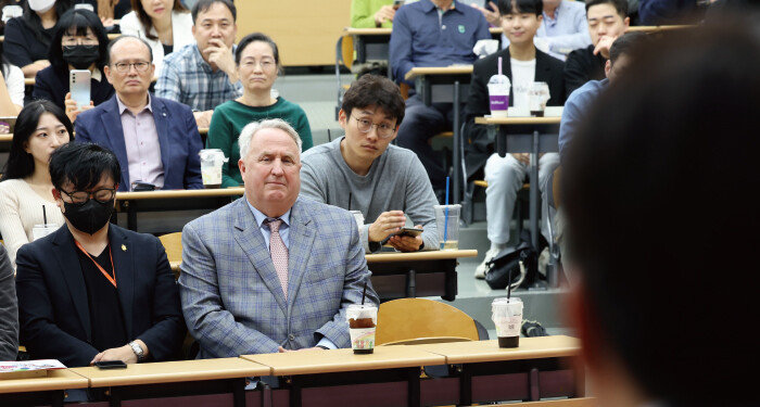 2023년 11월 4일 부산 남구 경성대에서 열린 ‘이언주&이준석 톡!톡! 콘서트’에 참석한 인요한 당시 국민의힘 혁신위원장이 토크콘서트를 지켜보고 있다. 인 전 위원장이 이 전 대표를 만나기 위해 부산을 방문했지만 끝내 두 사람의 만남은 성사되지 못했다. [뉴시스]