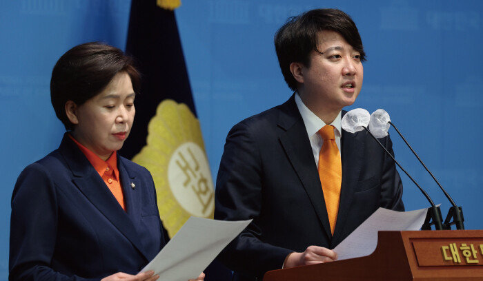 이준석 개혁신당 대표와 양향자 원내대표가 2월 4일 서울 여의도 국회에서 개혁신당 릴레이 정책 발표를 하고 있다. [뉴시스]