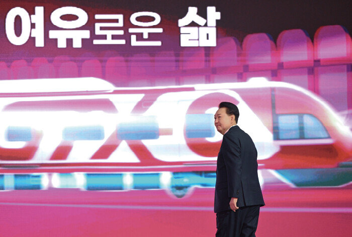 1월 25일 윤석열 대통령이 경기 의정부시청에서 열린 GTX C노선 착공 기념식에서 기념사를 하기 위해 연단에 오르고 있다. [뉴스1]