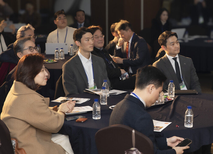 3일 행사에는 고(故) 전두환 전 대통령 손자 전우원 씨(뒷줄 왼쪽에서 두번째)가 한 목회자와의 인연으로 참석해 눈길을 끌었다. 남 전 지사는 마약 중독 치유 과정에 있는 그를 따뜻하게 맞이했다. [박해윤 기자]