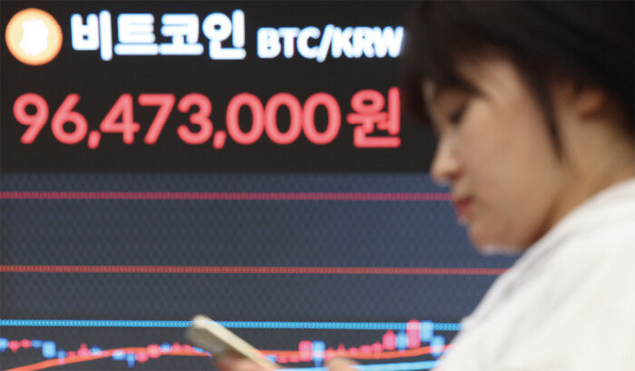 암호화폐 대장주 비트코인(BTC)이 연일 사상 최고가를 갈아치우며 개당 9600만 원을 돌파한 3월 5일 서울 서초구 빗썸 고객지원센터 전광판에 비트코인 등 암호화폐 시세가 나오고 있다. [동아DB]