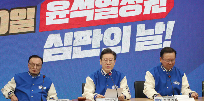 3월 12일 서울 여의도 더불어민주당 중앙당사에서 열린 선거대책위원회 출범식. 상임선대위원장을 맡은 이재명 대표(가운데), 이해찬 전 대표(왼쪽), 김부겸 전 국무총리가 함께 회의에 참석했다. [이훈구 동아일보 기자]