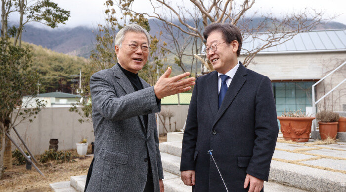 이재명 더불어민주당 대표(오른쪽)가 2월 4일 경남 양산시 하북면 평산마을을 찾아 문재인 전 대통령을 예방하고 있다. [더불어민주당]