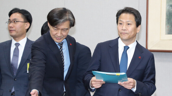 2018년 12월 31일 당시 국회 운영위원회에 출석한 임종석 대통령비서실장(오른쪽)과 조국 대통령민정수석비서관. [김동주 동아일보 기자]