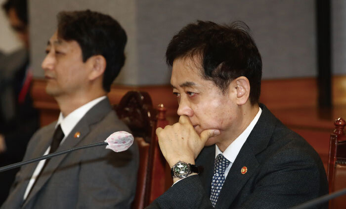 2월 15일 서울 중구 은행연합회관에서 열린 ‘맞춤형 기업금융 지원 관련 은행장 간담회’에서 김주현 금융위원장이 생각에 잠겨 있다. [뉴스1]