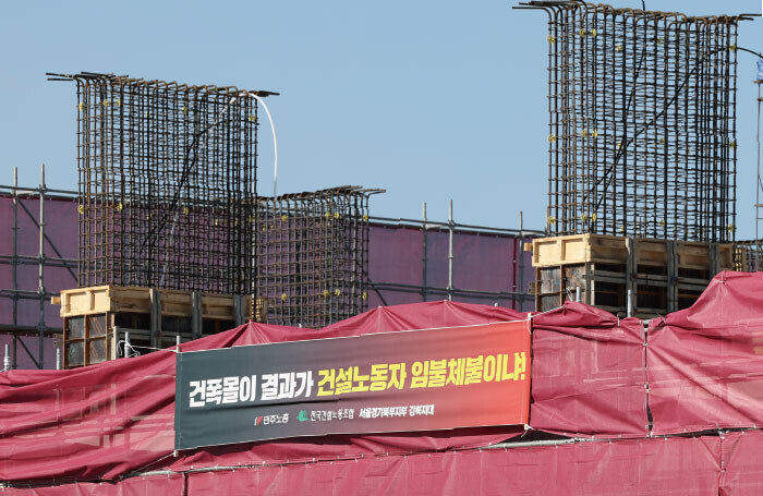 재무 악화로 태영건설은 1월 12일부터 워크아웃 절차를 밟게 됐다. 사진은 1월 24일 태영건설의 임금체불 문제로 골조 공정이 중단된 서울 중랑구 상봉동 청년주택 개발사업 건설 현장. [뉴스1]