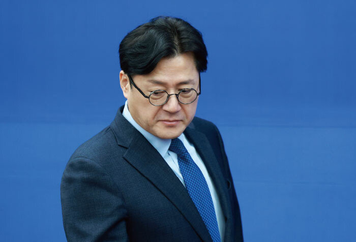 홍익표 더불어민주당 원내대표가 3월 5일 서울 여의도 국회에서 열린 원내대책회의에 참석하고 있다. 홍 원내대표는 2월 23일 임혁백 공천관리위원장에게 실망감을 드러내며 “임 위원장이 대단한 권력을 쥔 것처럼 하는 게 정말 이해할 수 없다”고 강도 높게 비판했다. [뉴시스]