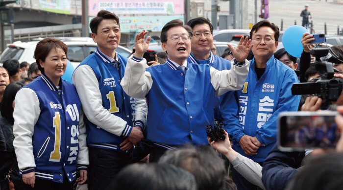 이재명 더불어민주당 대표가 3월 16일 경기 용인 수지구청 광장에서 열린 기자회견에서 발언하고 있다. [뉴시스]
