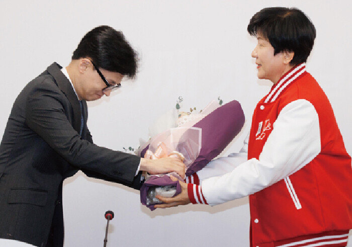 3월 4일 서울 여의도 국민의힘 중앙당사에서 열린 국민의힘 입당식에서 김영주 국회 부의장이 한동훈 국민의힘 비상대책위원장으로부터 꽃다발을 받고 있다. [뉴스1]