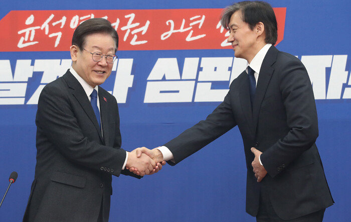  3월 5일 서울 여의도 국회에서 이재명 더불어민주당 대표가 조국 조국혁신당 대표를 접견하고 있다. [뉴스1]