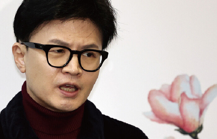 2월 26일 한동훈 국민의힘 비상대책위원장이 서울 여의도 중앙당사로 출근하며 취재진의 질문에 답하고 있다. [뉴스1]