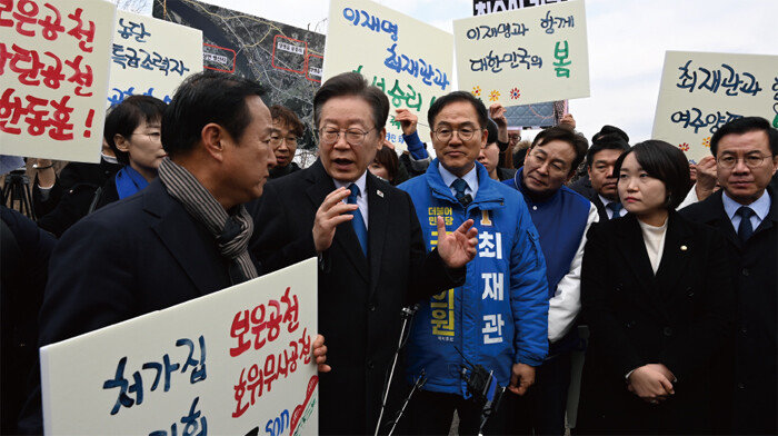 이재명(왼쪽 두 번째) 더불어민주당 대표가 3월 7일 경기 양평군 강상면 병산리 서울·양평고속도로 특혜의혹 현장을 방문, 예정지에 대한 브리핑을 듣고 있다. [신원건 동아일보 기자]