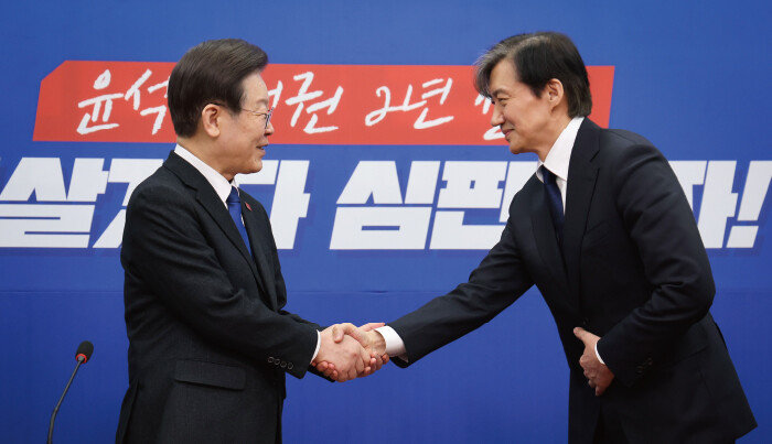 3월 5일 서울 여의도 국회에서 이재명 더불어민주당 대표가 조국 조국혁신당 대표와 만나 악수하고 있다. 박형기 [동아일보 기자]