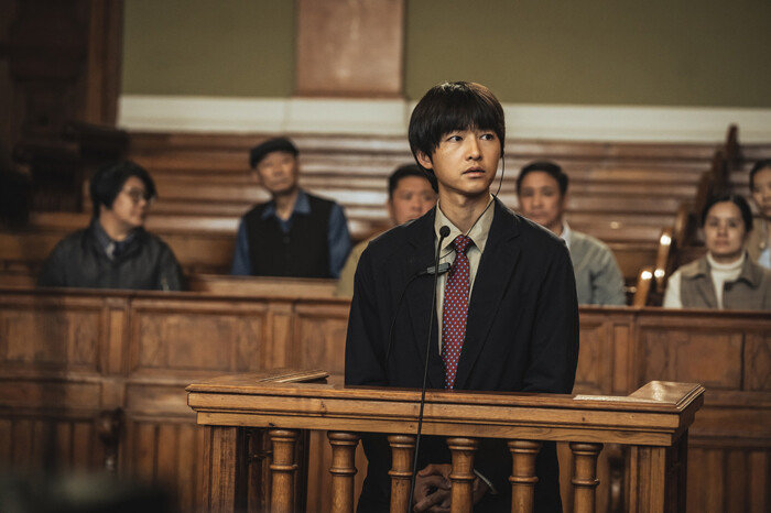 ‘로기완’의 한 장면. 난민 신청을 한 로기완이 법정에서 판사의 이야기를 듣고 있다.[넷플릭스]