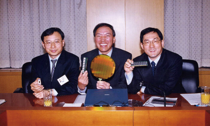 1999년 256MD램 세계 최초 양산을 알리는 삼성전자 경영진. 맨 오른쪽이 임형규 당시 부사장이다. [임형규 사장]