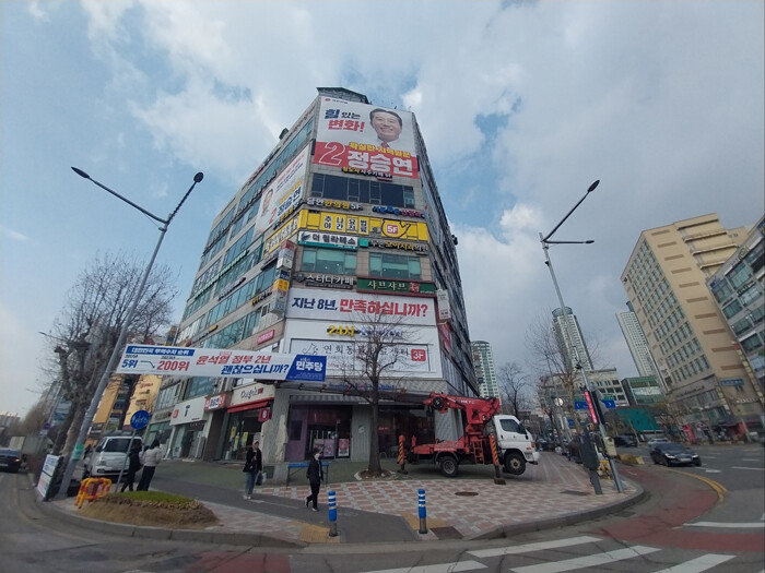 인천 연수구는 '인천의 강남'이라 불릴 정도로 번화한 곳이다. 사진은 인천 연수구 청학동 청능대로 사거리. [김건희 기자]