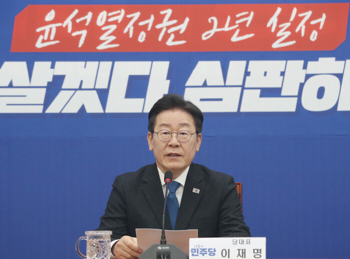 이재명 더불어민주당 대표가 22대 총선을 한 달여 앞둔 3월 10일 서울 여의도 국회에서 기자회견을 열고 총선에 임하는 각오와 총선 전략 등을 밝히고 있다. [뉴스1]