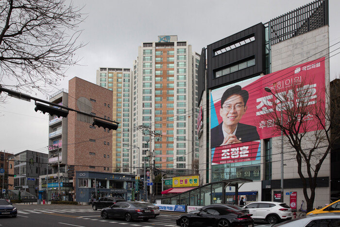  6호선 대흥역 사거리. 노웅래 전 의원 사무실과 조정훈 후보 사무실이 마주보고 있다. [박해윤 기자]