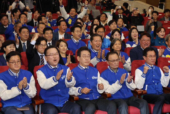 4월 10일 오후 6시 이재명 대표(가운데)와 이해찬(오른쪽에서 두 번째)·김부겸(왼쪽에서 두 번째) 상임공동선거대책위원장 등 더불어민주당 지도부가 서울 영등포구 여의도 국회 의원회관에 마련된 제22대 총선 민주당 개표 상황실에서 방송사 출구조사 결과를 지켜보며 환호하고 있다. [송은석 동아일보 기자]
