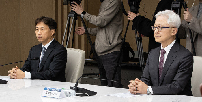 경계현 삼성전자 대표이사(오른쪽)와 곽노정 SK하이닉스 대표이사(왼쪽)를 비롯한 반도체 기업 대표들이 2월 26일 서울 중구 대한상공회의소에서 열린 반도체 산업 초격차 확보를 위한 민·관 반도체 전략 간담회에서 안덕근 산업통상자원부 장관의 모두 발언을 경청하고 있다. [뉴스1]