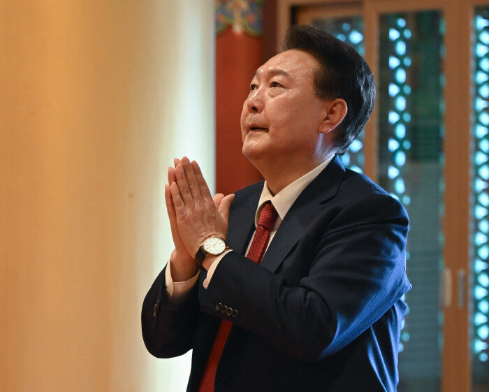 4월 5일 윤석열 대통령이 부산 부산진구 삼광사를 방문해 대조사전에서 합장하고 있다. [뉴스1]
