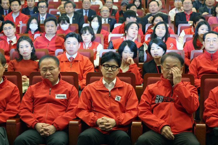 4월 10일 서울 여의도 국회도서관의 국회의원선거 개표상황실에서 한동훈 당시 국민의힘 총괄선대위원장이 당 관계자들과 함께 방송사 출구조사 결과 발표를 보고 있다. [뉴스1]