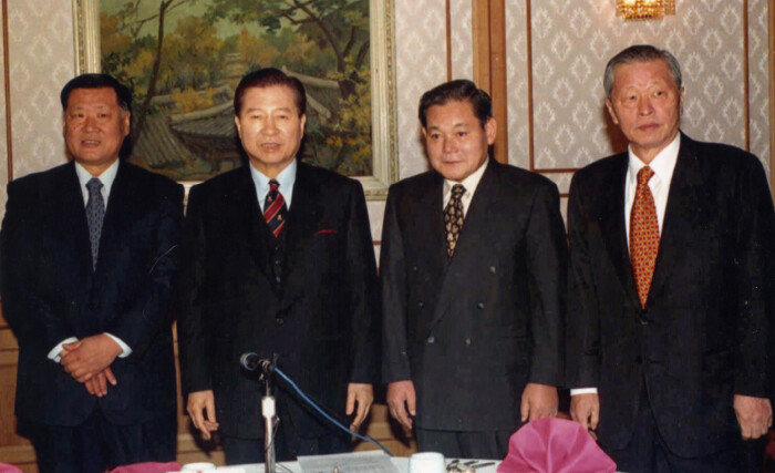 1998년 1월 13일 김대중 당시 대통령 당선인이 국회 귀빈식당에서 4대 재벌총수와 간담회를 열었다. 왼쪽부터 정몽구 현대그룹 회장, 김 당선인, 이건희 삼성그룹 회장, 최종현 SK그룹 회장. [동아DB]