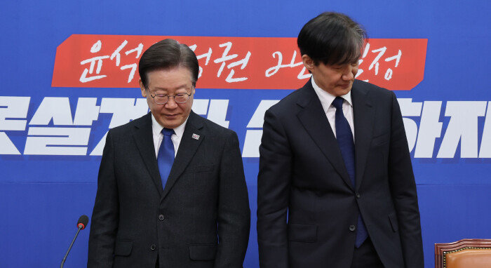4월 5일 서울 여의도 국회에서 이재명 더불어민주당 대표(왼쪽)와 조국 조국혁신당 대표가 만나 각자 자리로 향하고 있다. [박형기 동아일보 기자]
