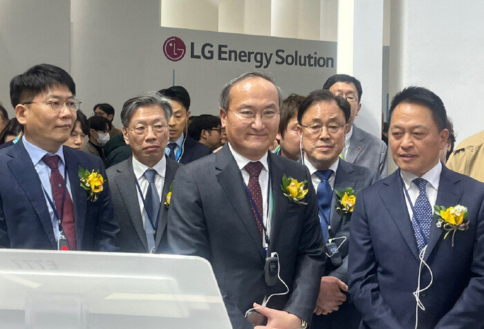 3월 6일 서울 강남구 삼성동 코엑스에서 열린 국내 최대 이차전지 전시회 ‘인터배터리 2024’에 참석한 김동명 LG에너지솔루션 대표이사, 이석희 SK온 대표이사, 최윤호 삼성SDI 대표이사(왼쪽부터). [뉴스1]