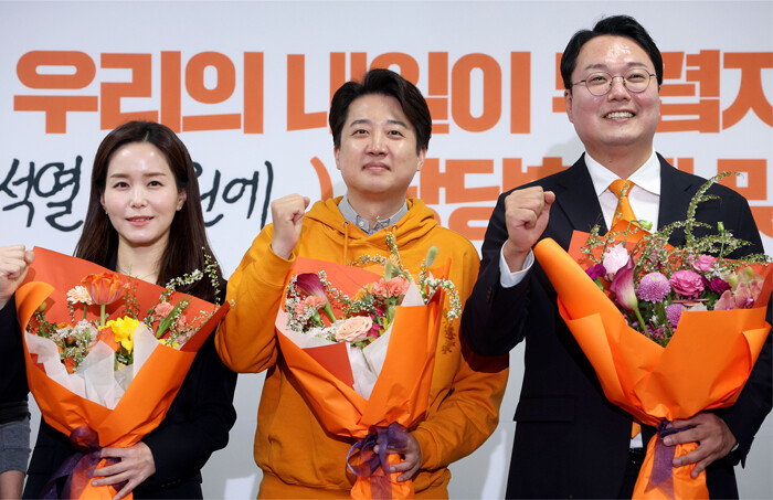 경기 화성을에서 당선한 이준석 개혁신당 대표(가운데)와 이주영(왼쪽)·천하람 개혁신당 비례대표 당선인이 4월 11일 서울 여의도 국회에서 열린 중앙선거대책위원회 해단식에서 기념촬영을 하고 있다. [송은석 동아일보 기자]