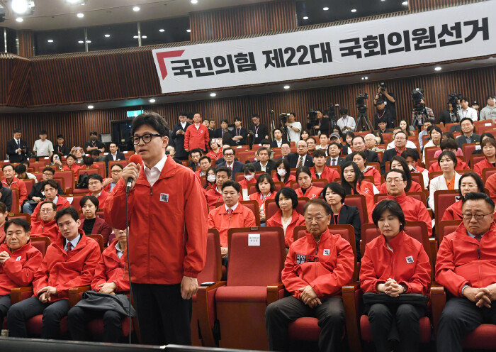 4월 10일 한동훈 당시 국민의힘 비상대책위원장이 서울 여의도 국회도서관에 마련된 국민의힘 개표상황실에서 제22대 국회의원선거 개표방송 출구조사 결과를 시청한 뒤 발언하고 있다. [이훈구 동아일보 기자]
