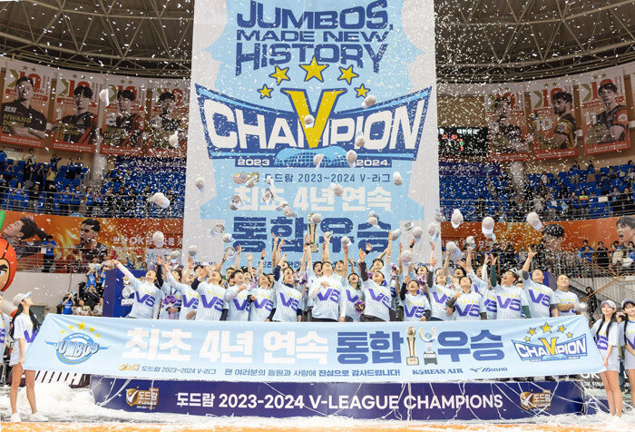 대한항공은 올해 4월 프로배구 V리그 최초로 4연속 통합우승을 달성했다. 