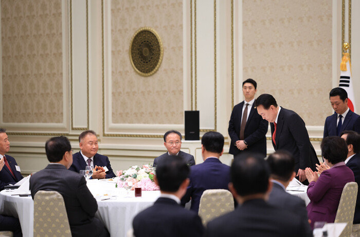 윤석열 대통령이 제22대 총선 2주 뒤인 4월 24일 청와대 영빈관에서 열린 국민의힘 국회의원 격려 오찬에서 모두발언을 마친 뒤 인사하고 있다. [대통령실]