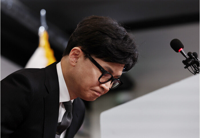 4월 11일 서울 여의도 국민의힘 중앙당사에서 한동훈 당시 국민의힘 비상대책위원장 겸 총괄선거대책위원장이 총선 패배에 따른 위원장직 사퇴 의사를 밝히며 인사하고 있다. [뉴스1]