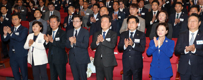 5월 3일 서울 여의도 국회 의원회관에서 열린 당선인 총회에서 이재명 더불어민주당 대표와 박찬대 신임원내대표를 비롯한 제22대 국회의원 당선인들이 ‘채상병 특검법’ 즉각 수용 촉구 결의문 채택을 마치고 박수를 치고 있다. [뉴스1]