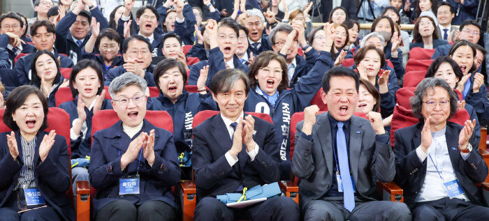 조국 조국혁신당 대표(앞줄 왼쪽 세 번째)와 비례대표 후보들이 4월 10일 오후 국회 의원회관에서 각 방송사의 제22대 총선 출구조사 결과 발표를 보며 환호하고 있다. [박형기 동아일보 기자]